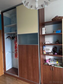 Skriňa značky Komandor čerešňa a vanilka - 2