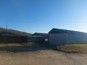 Predáma priemyselny pozemok so skladmi a budovami vo Svodíne - 2