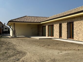 Luxusný 4-izb.Bungalov s dvojgarážou, s fotovoltaikou...... - 2