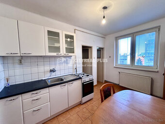 Ponúkame Vám na prenájom 3 izbový byt v centre mesta Nové Zá - 2