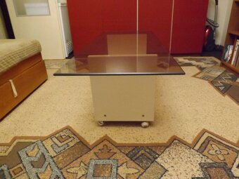 Konferenčný stolík biely s dymovým sklom - 2