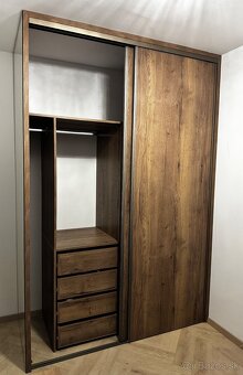 Predám nábytok do izby – Dub Halifax Tabakový (skriňa, stôl - 2