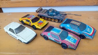 Rozne stare hračky, vláčiky, lokomotiva - 2