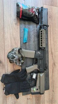 Predám airsoftovú zbraň AR15 RIS Charlie Half Tan - 2
