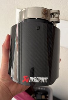 Univerzálna  koncovka výfuku Logo: Akrapovič  dizajn Carbon - 2