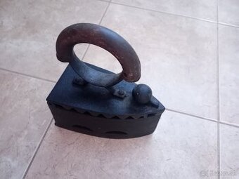 Liatinová žehlička - 2