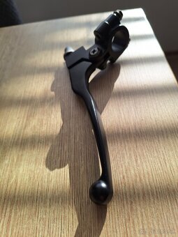 Brzdová páčka spojky držiakom. - 2