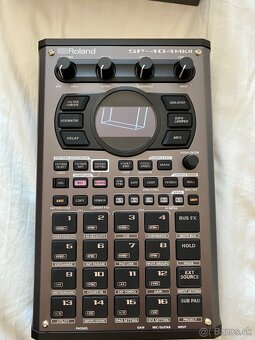 Roland SP 404 - 2