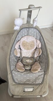 ngenuity Hojdačka vibrujúca s melódiou Cuddle Lamb - 2