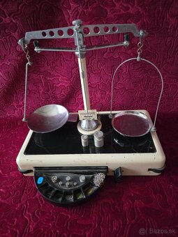 Laboratórne vahy. - 2