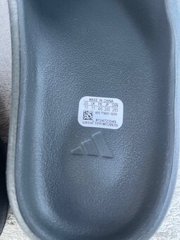 Yeezy slides - 2