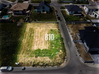 REZERVOVANÉ - Znížená cena - STAVEBNÝ POZEMOK 792 m2 - Páro - 2