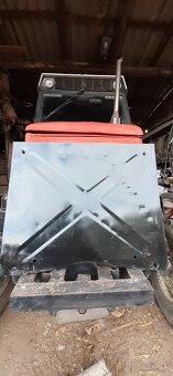 Predný kryt na kabínu od motora Zetor 7011 - 2