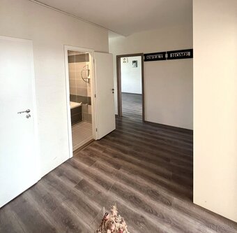 Na predaj veľkometrážny 4 izbový byt - 2