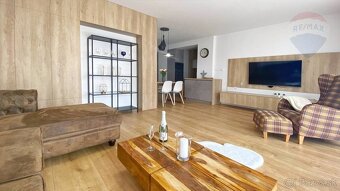 Predaj 3-izbový apartmán 81 m2, balkón 18 m2, výťah, garážov - 2