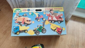 Veľký traktor, vrtuľník, auto so zdvíhacou plošinou - 2