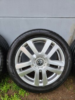 Predam elektróny Volkswagen s letnými pneu 235/45 R17 - 2