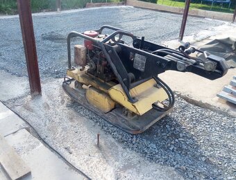Predám veľkú, vibračnú dosku, s reverzom, hmotnosť 650 kg mo - 2