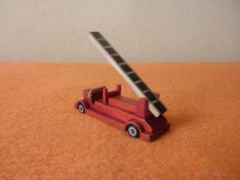 stará hračka - drevené požiarne autíčko Tofa, 50. - 60. roky - 2