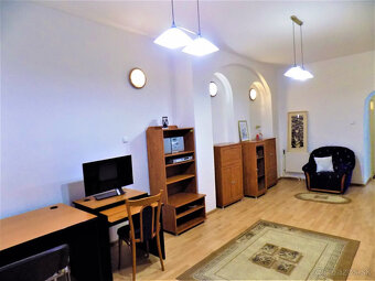 Na prenájom: veľký 2-izbový byt so záhradkou priamo v histor - 2