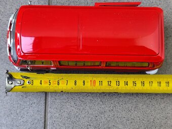 KOVOVÝ MODEL ( OTVÁRATEĽNÉ DVERE A KUFOR ) - VOLKSWAGEN BUS - 2