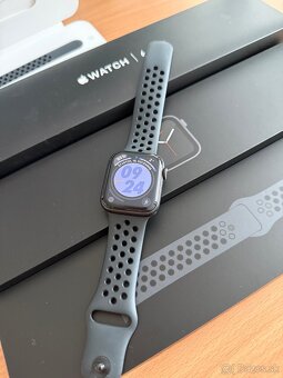 Apple watch SE 44mm space gray nike band - 2