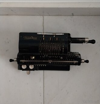 Starožitná mechanická kalkulačka - 2