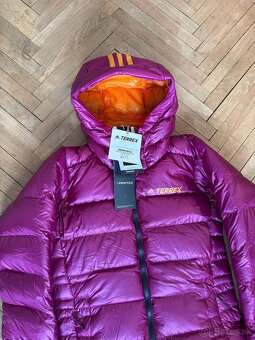 Nová péřová bunda Terrex Techrock Belay Down parka - 2