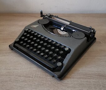 Starožitný písací stroj HERMES Baby z roku 1940 - 2