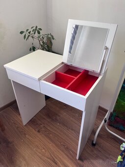 Kozmetický / dekoratívný stolík - 2
