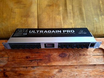 Behringer 2200 Ultragain PRO - 2