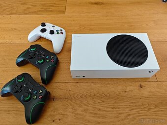 Xbox Series S + 3 ovladace - 2