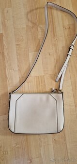 Crossbody kabelka GUESS biela - 2