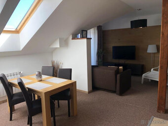 NA PREDAJ: PRIESTRANNÝ 3IZBOVÝ APARTMÁN VO VEĽKEJ LOMNICI - 2
