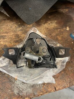 Zámok prednej kapoty Octavia 1 / Golf 4 - 2