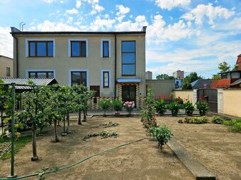 Väčší rodinný dom - garáže pre 4 autá - 2