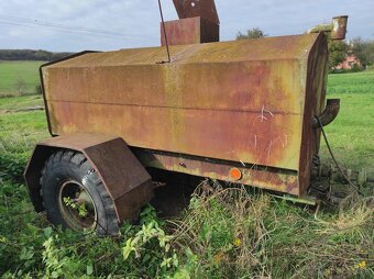 Podvozok na vlečku za traktor. - 2