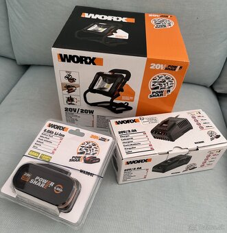 Aku pracovné svetlo WORX 20V WX026.9 s AKU a NABÍJAČKOU 150E - 2
