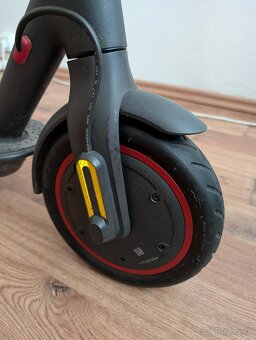 predám Xiaomi Mi Electric Scooter Pro 1 - 2