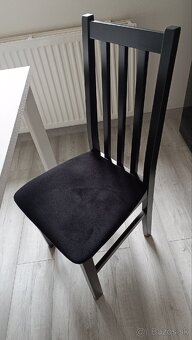 Biely rozkladací stôl a čierne stoličky - 2