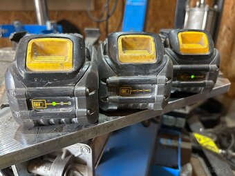 Baterie dewalt - defekt - - 2
