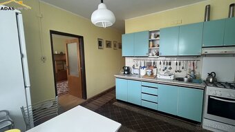 Ponúkame 3- izbový čiastočne zrekonštruovaný byt s loggiou. - 2