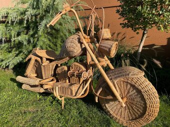 Zberateľská motorka Harley Davidson z ratanu. - 2