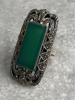 Veľký strieborný prsteň s markasitmi a veľkým zeleným kameňo - 2