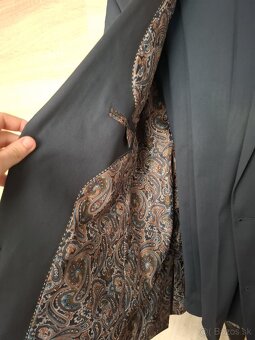 Tmavomodrý oblek - 2