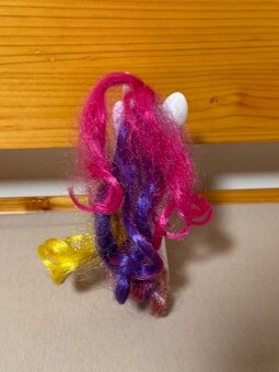 KONIKY( KUPTE SI NAS) - 2