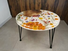 epoxidový stôl s orechom a kvetmi, hodiny z epoxidu - 2