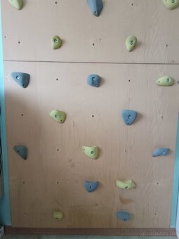 Predám kvalitnú detskú lezeckú stenu 2,4m x 1,25m - 2