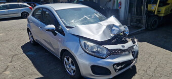 Lacno rozpredám Kia Rio na náhradné diely - 2