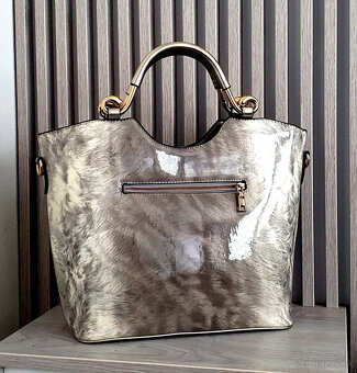Lakovaná kabelka do ruky - 2